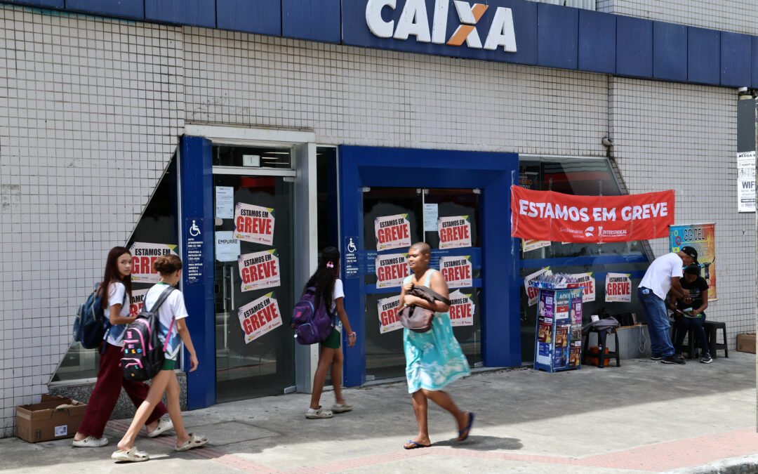 Bancários e bancárias da Caixa rejeitam proposta e continuam em greve no ES