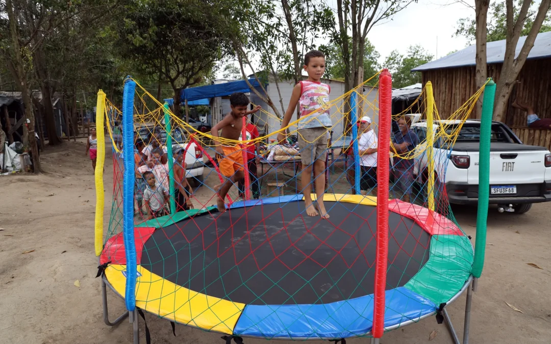 Sindibancários entrega brinquedos arrecadados para crianças do MST