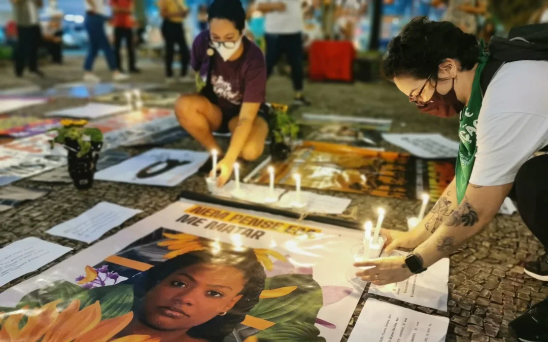 Mulheres fazem vigília pelo fim da violência e do feminicídio