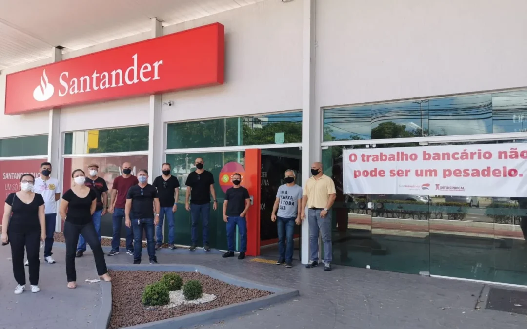 Agência do Santander fica fechada durante protesto contra gestão abusiva