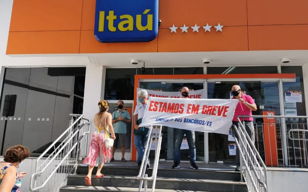 Em protesto às demissões, bancários paralisam 2 agências do Itaú na GV