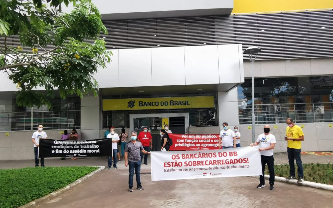 Presidente do BB é recebido com protesto em agência de Vitória