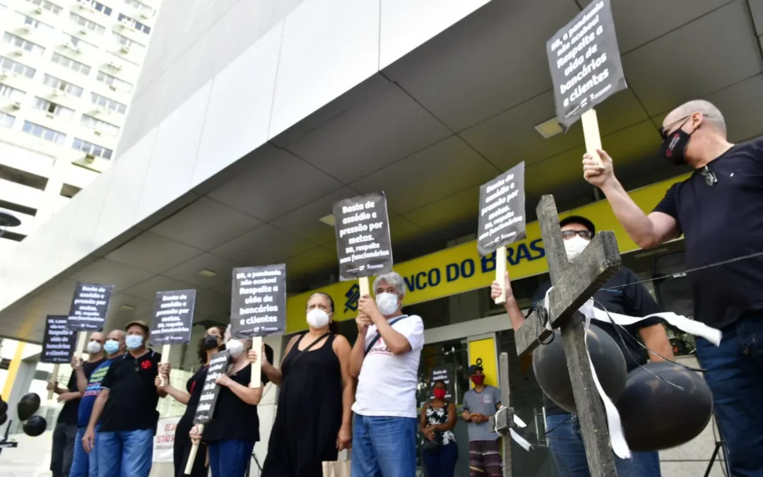 Bancários vestem preto e exigem condições de saúde no BB