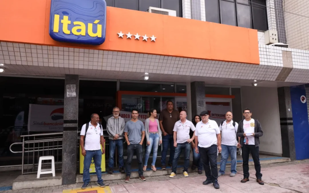 Agências do Itaú são fechadas por duas horas em protesto contra as demissões