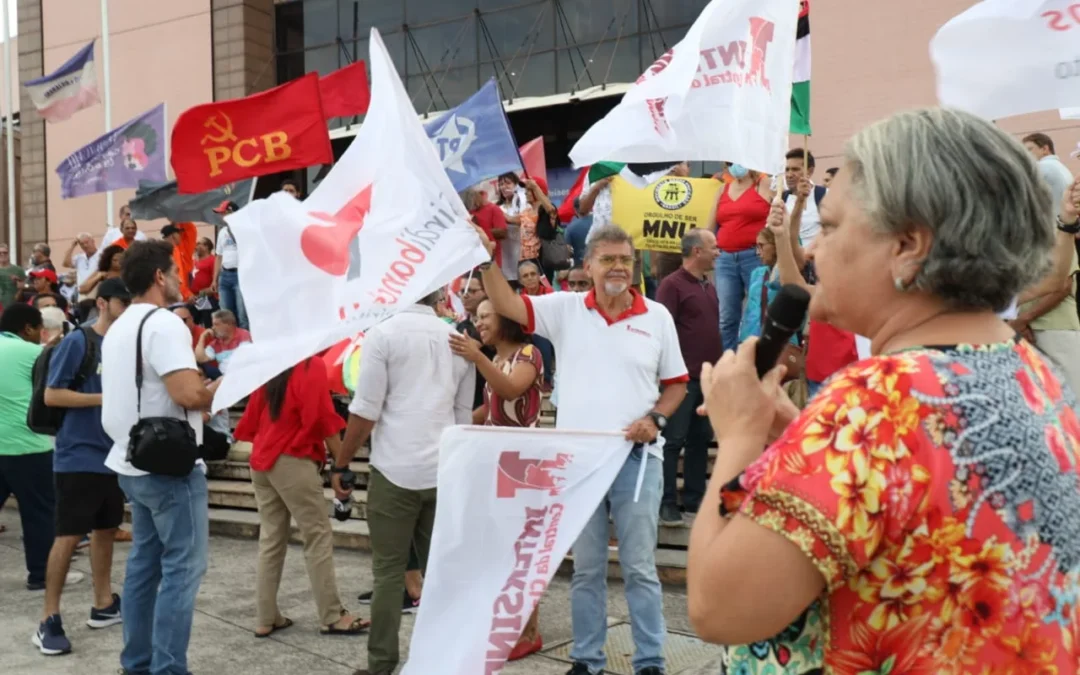 Ato em defesa da democracia reúne movimentos sociais e lideranças políticas em Vitória