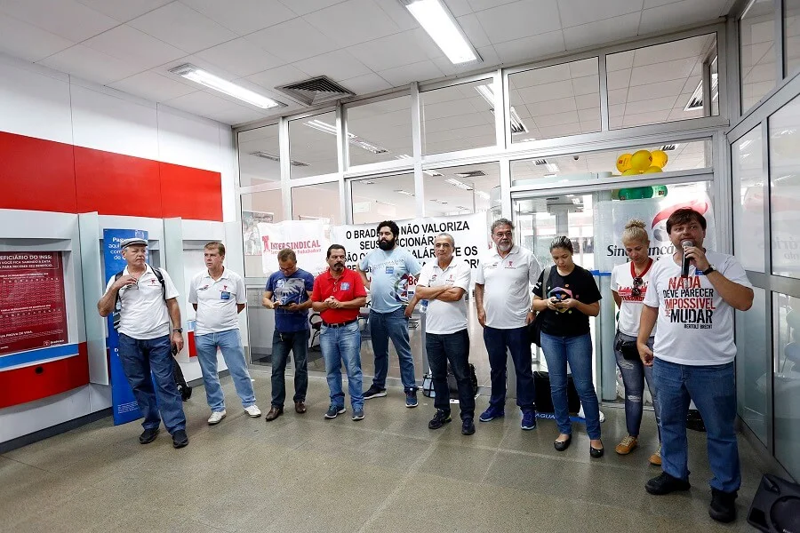 Ação sindical marca protesto de bancários contra demissões no Bradesco