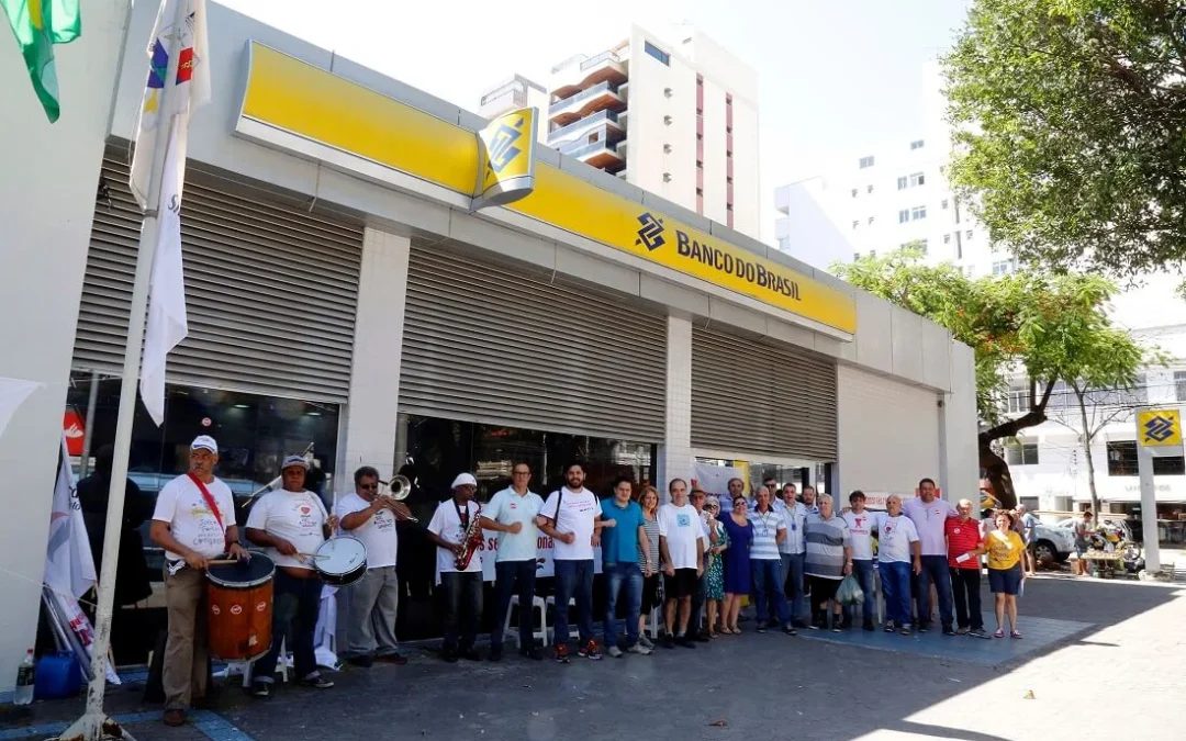Bancários e clientes abraçam agência do BB em protesto contra reestruturação