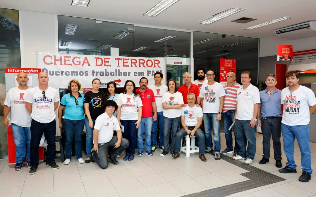 Bancários protestam contra implementação da reforma trabalhista no Santander