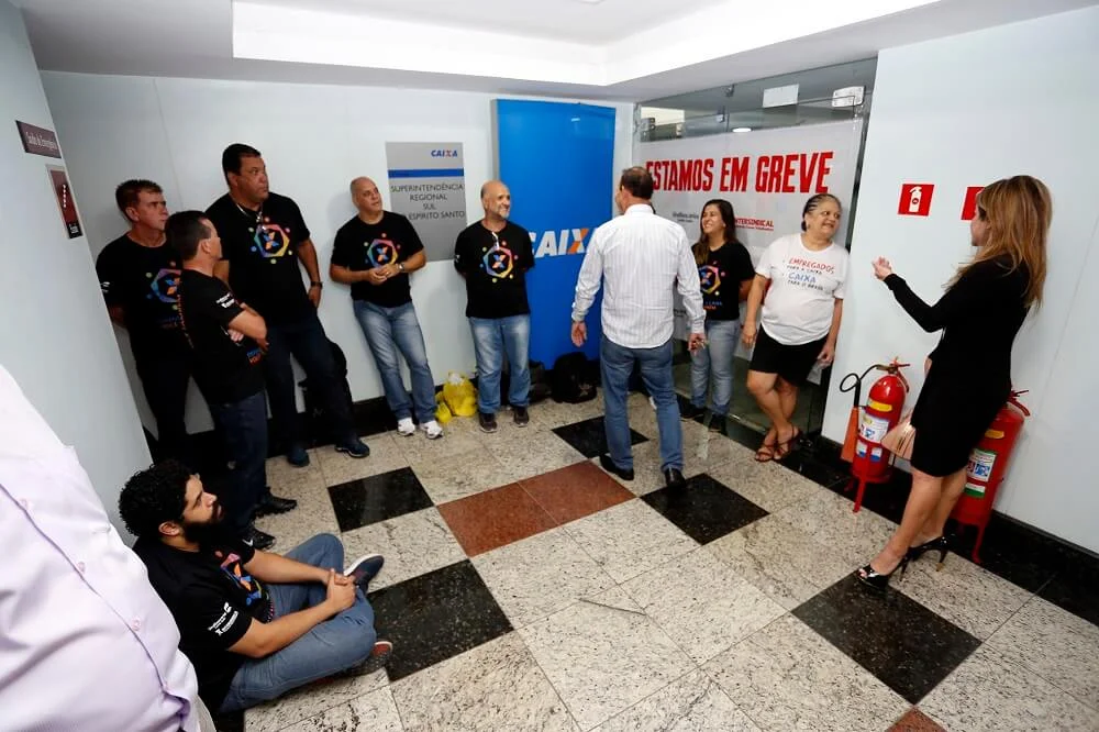 Sindicato paralisa Superintendência da Caixa