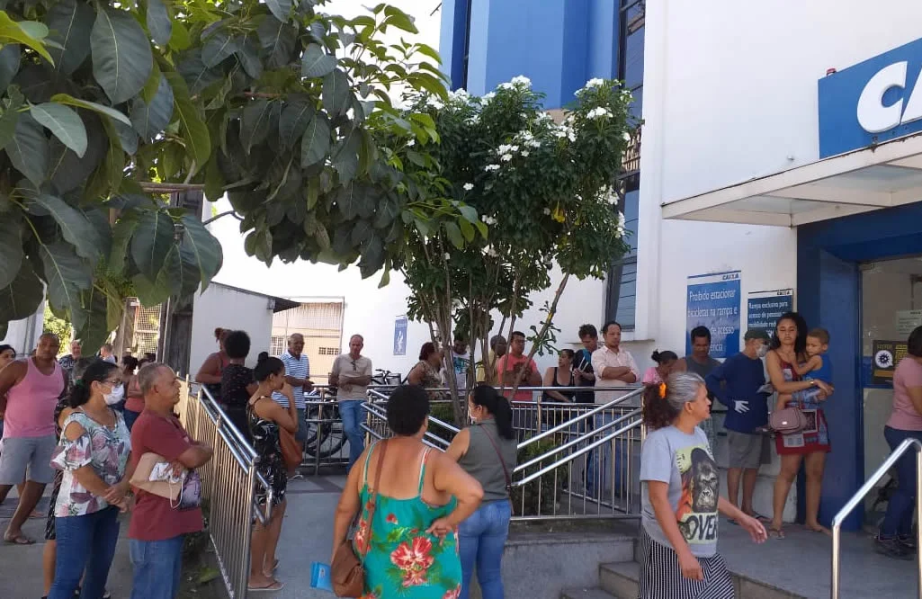 Às vésperas da liberação do auxílio, corrida às agências cresce