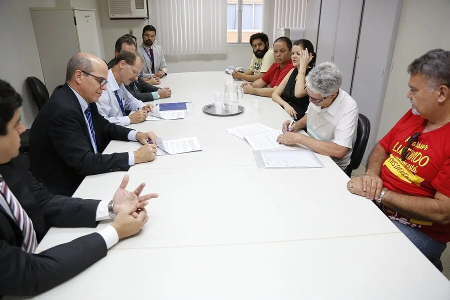 Banestes assina acordo e paga abono, PLR e diferenças salariais nesta quinta-feira