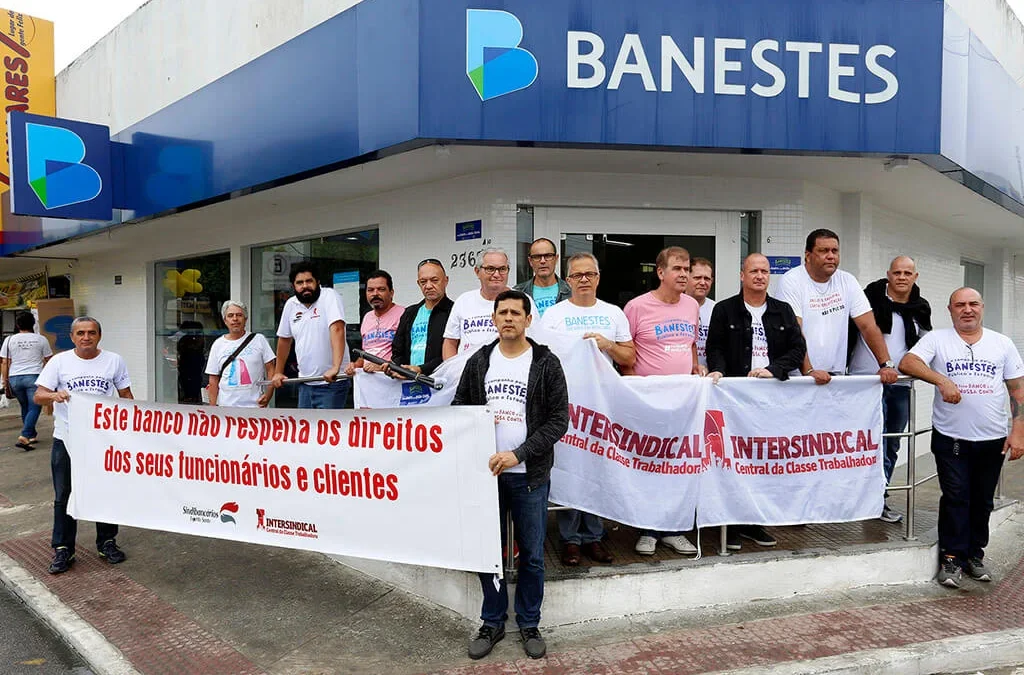 Sindicato paralisa agência em Jaguaré contra demissão
