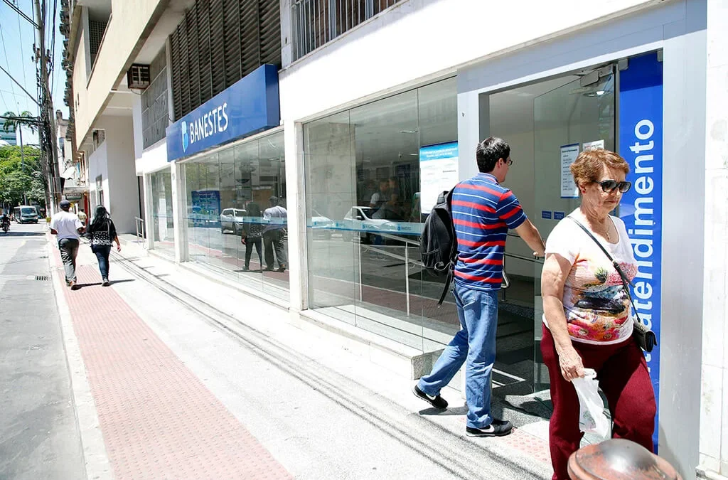 Banestes descumpre determinação judicial e agências voltam a funcionar no interior