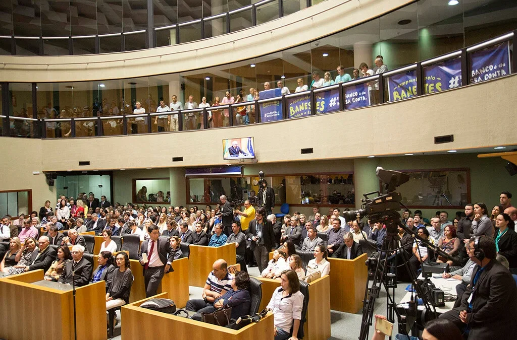 Sessão solene homenageia 80 anos do Banestes, mas contribuição dos empregados fica apagada