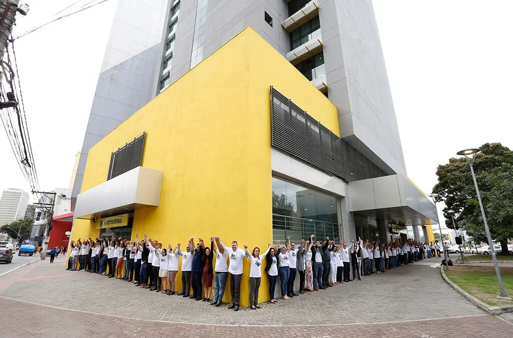 Empregados do BB dão abraço simbólico na Cassi