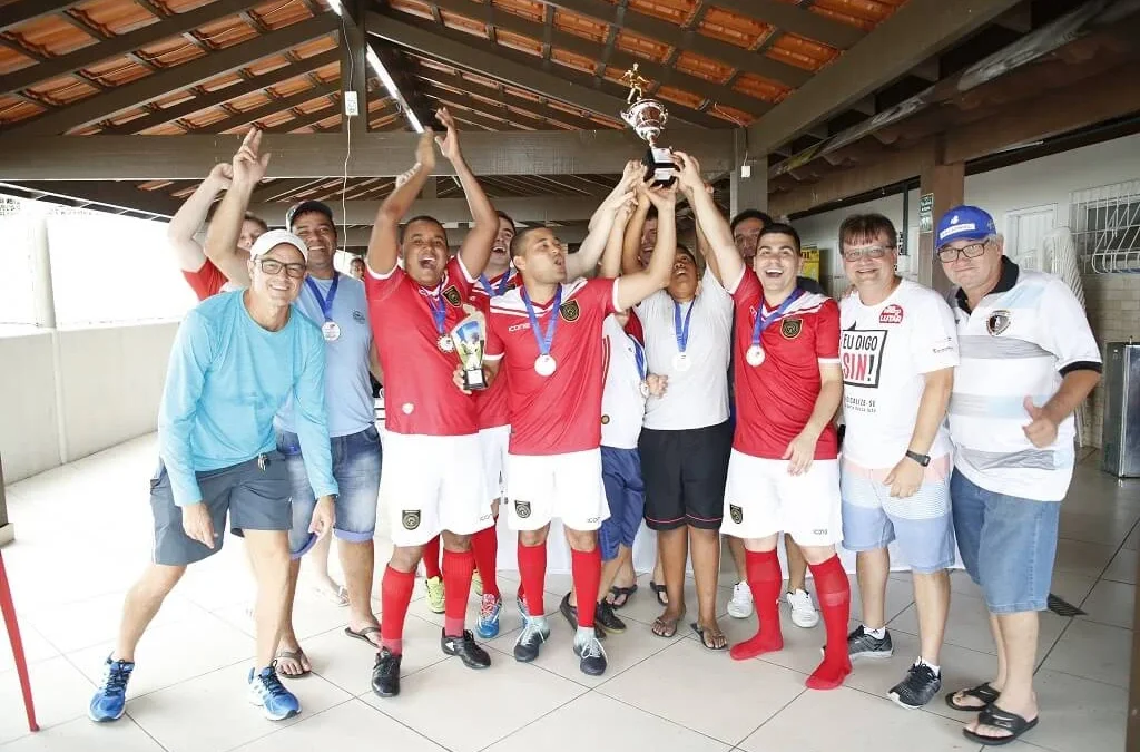Bradesco Glória vence de virada e quebra hegemonia do Santander no campeonato soçaite