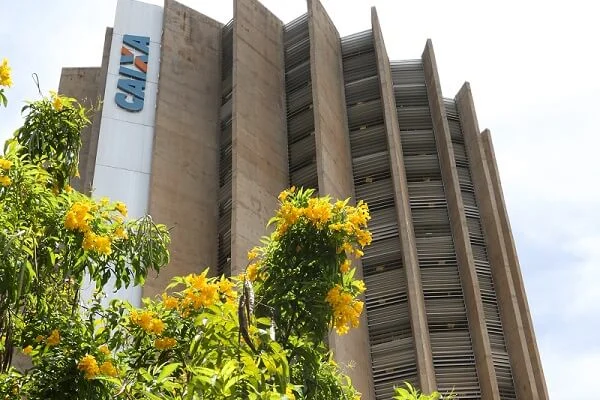 Com demissões e aumento de tarifas, Caixa tem lucro recorde