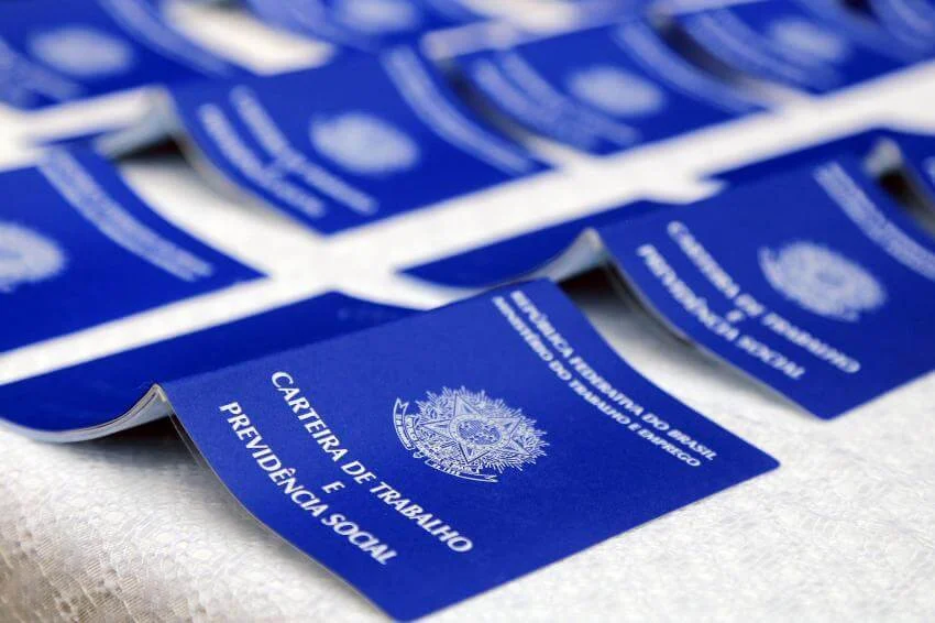 Saldo positivo do emprego bancário em 2021 mascara encolhimento da categoria