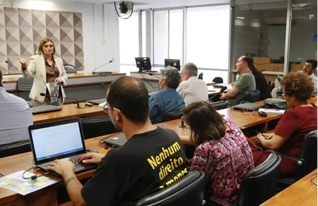 Comitê de Empresas Públicas faz corpo a corpo no Congresso contra privatizações