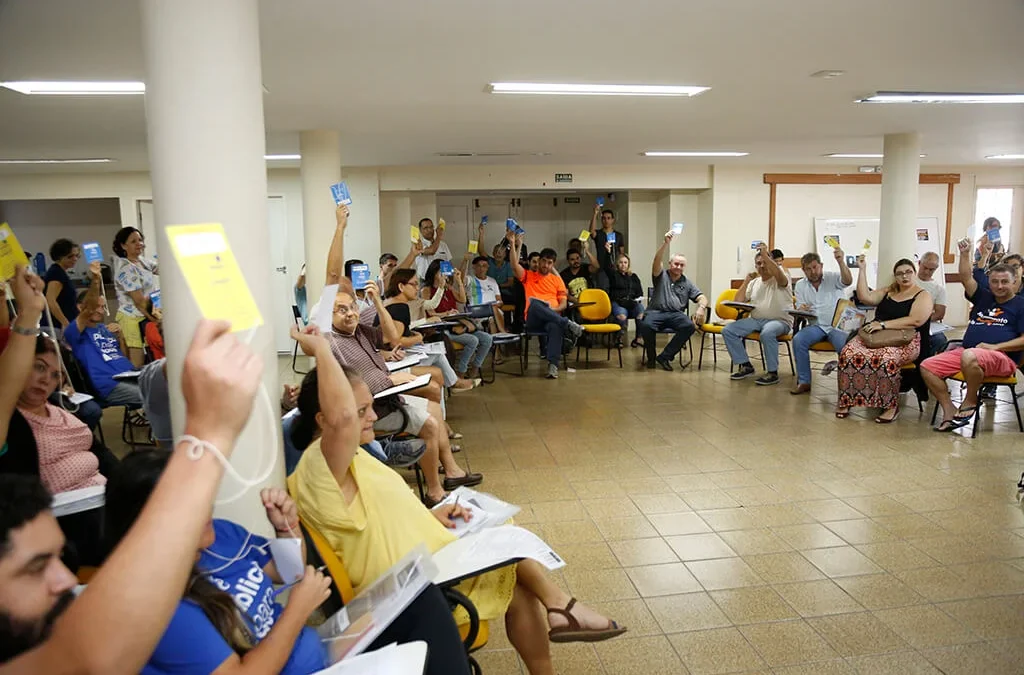 Debate sobre reestruturação e desmonte dos bancos públicos em congresso estadual do BB e da Caixa