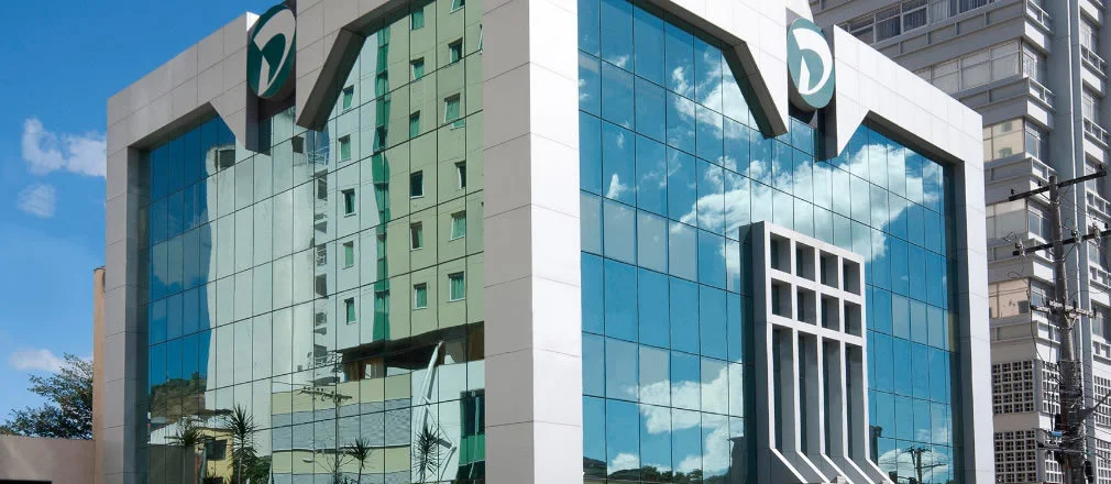 Dacasa descumpre liminar, abre agências e impõe horas extras aos empregados