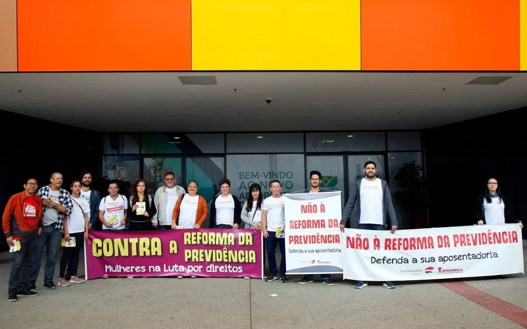 Dirigentes sindicais realizam ação contra reforma da Previdência no aeroporto de Vitória
