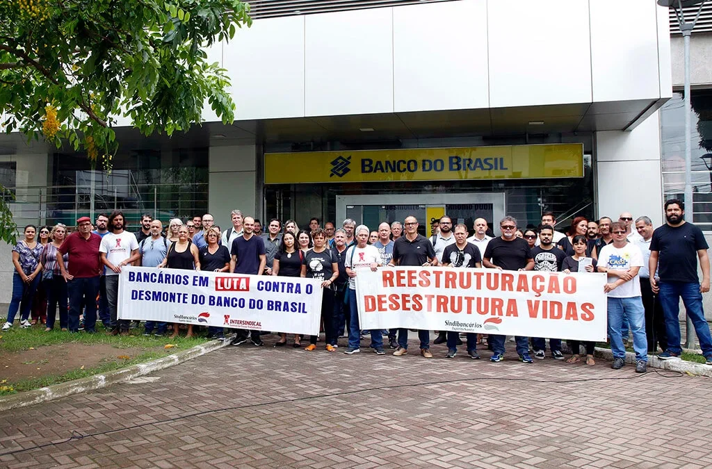 Bancários do BB protestam contra plano que reduz salários