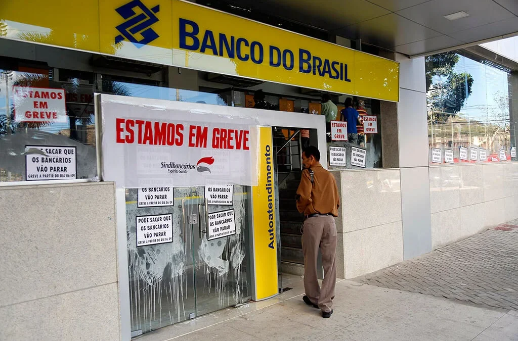 Projeto de lei acaba com direito de greve dos bancários
