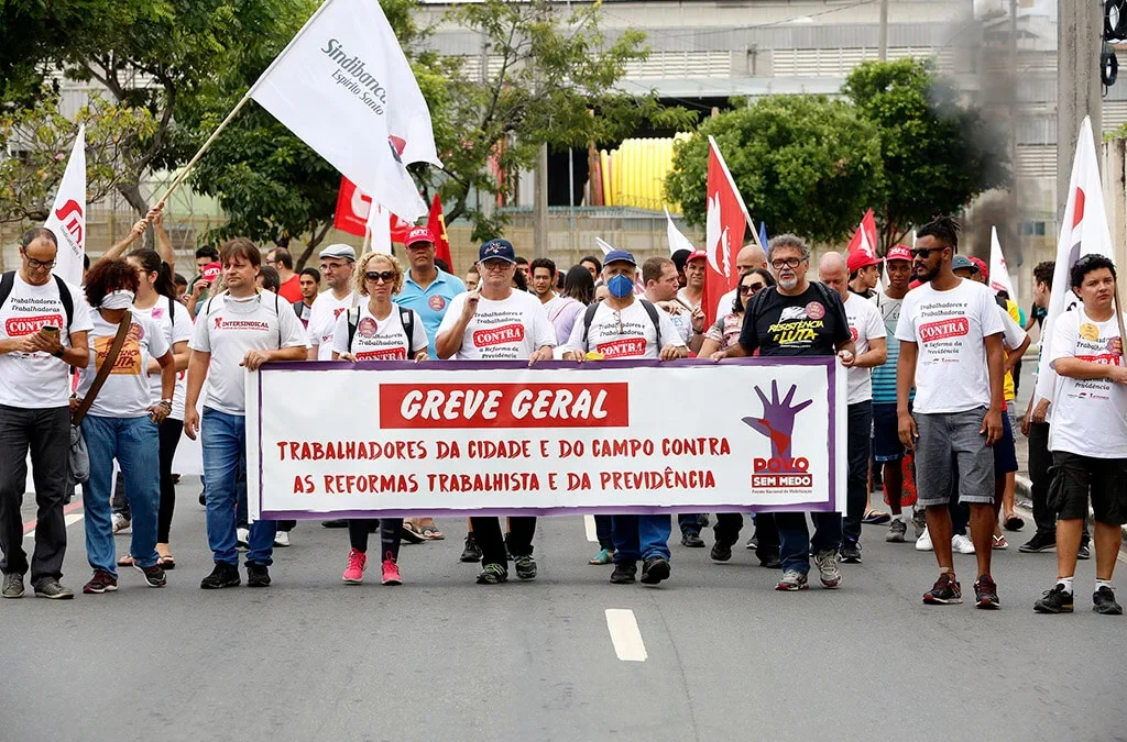 Banestes é punido por descontar dia de bancário que aderiu à greve geral