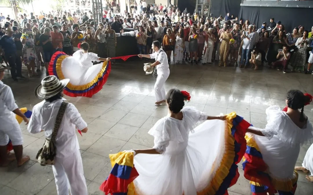 Ao som da música latina, bancários e bancárias comemoraram dia da categoria