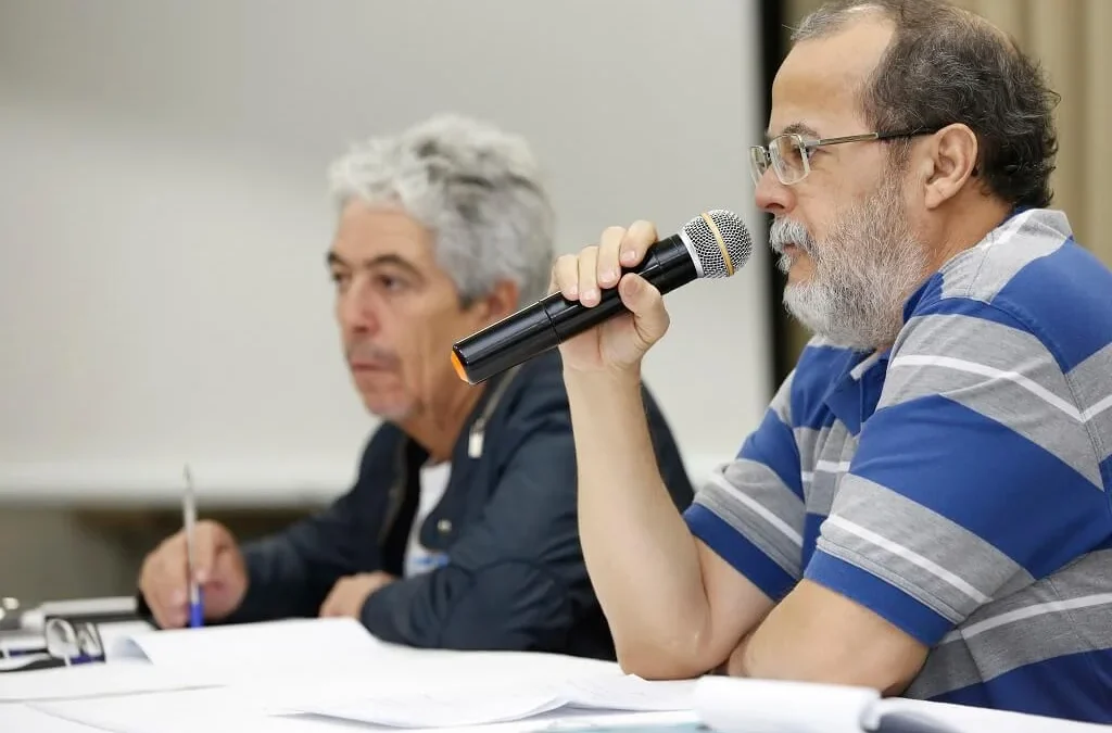“A crise é o momento em que o capital se torna mais violento”, afirma Helder Gomes em debate de conjuntura