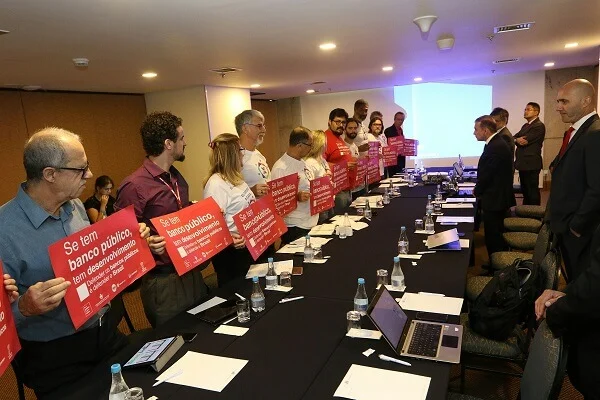 Mesa de negociação recebe ato em defesa da Caixa 100% pública