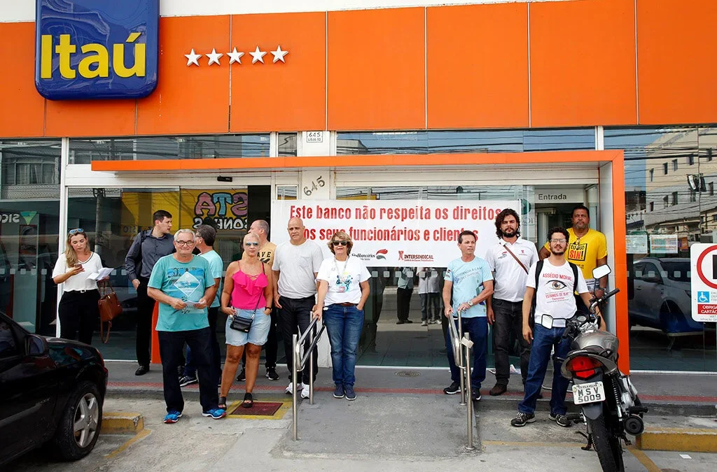 Itaú: bancários protestam contra demissões