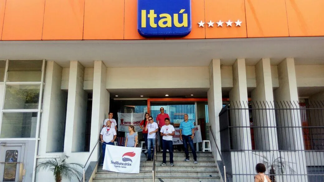 Itaú: Sindicato paralisa agência com porta de segurança quebrada
