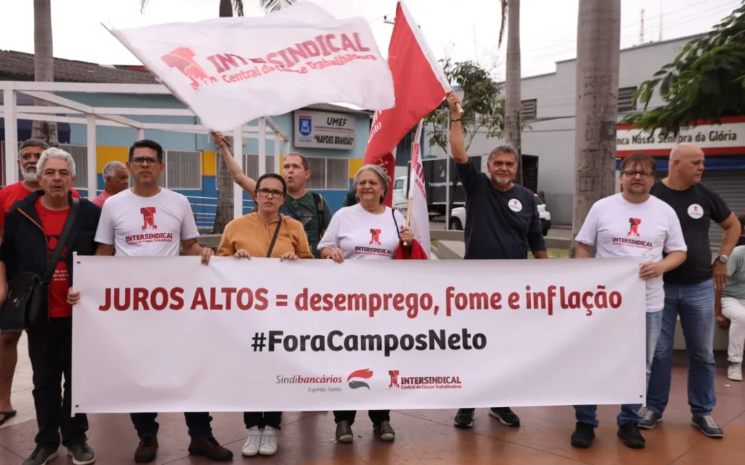 Trabalhadores protestam contra as altas taxas de juros