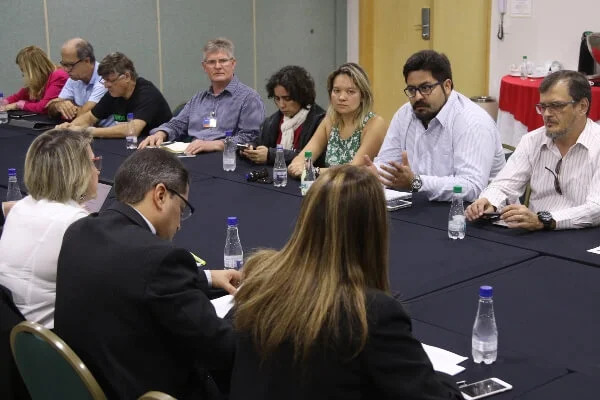 Em negociação, CEE/Caixa cobra respeito e debate problemas da categoria, mas banco se cala