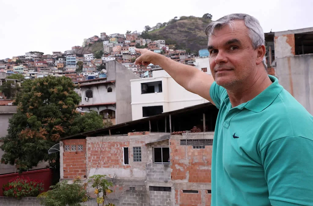 Padre Kelder levanta muro “da vergonha” para se proteger da polícia