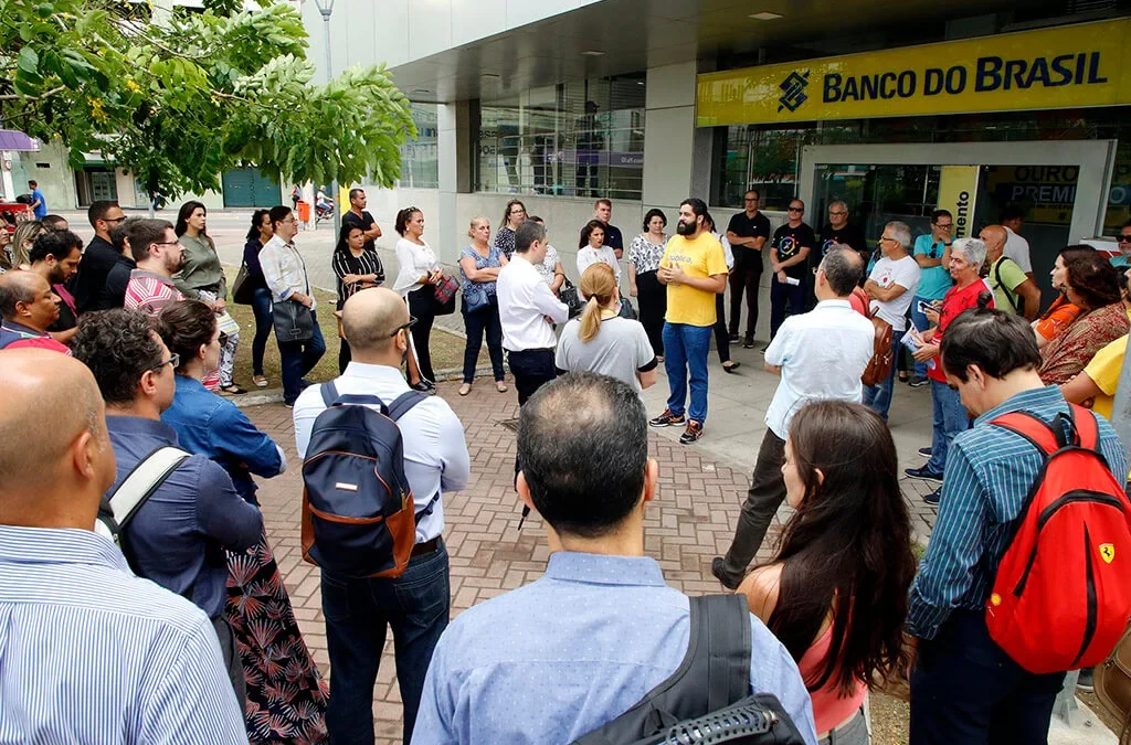 Bancários retardam abertura de prédio do BB na Pio XII, em protesto contra assédio moral