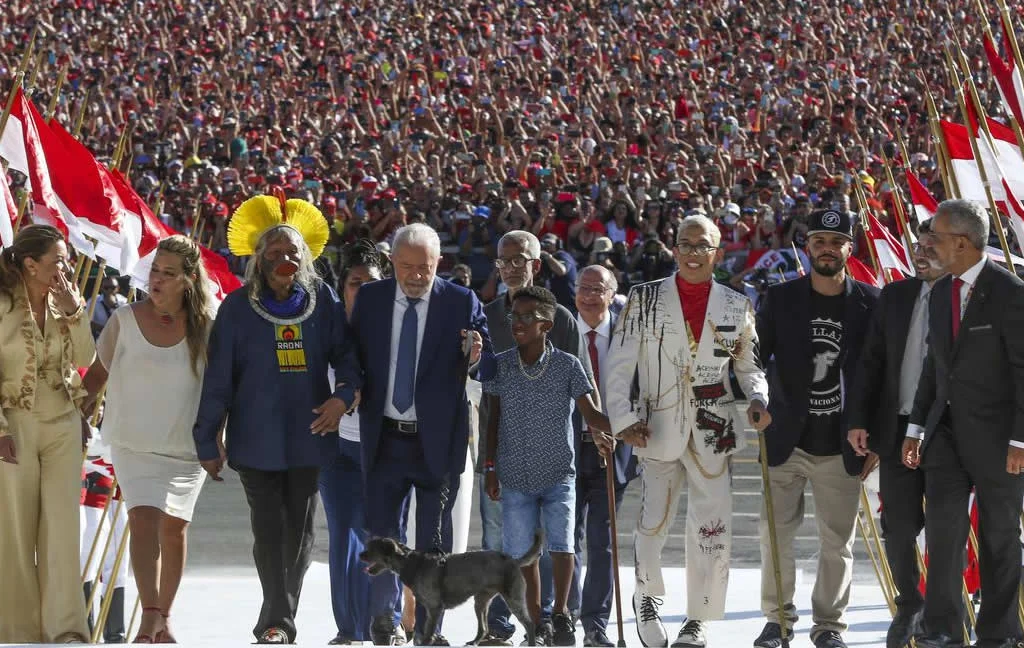 Festa da democracia: Lula sobe a rampa ao lado do povo brasileiro  