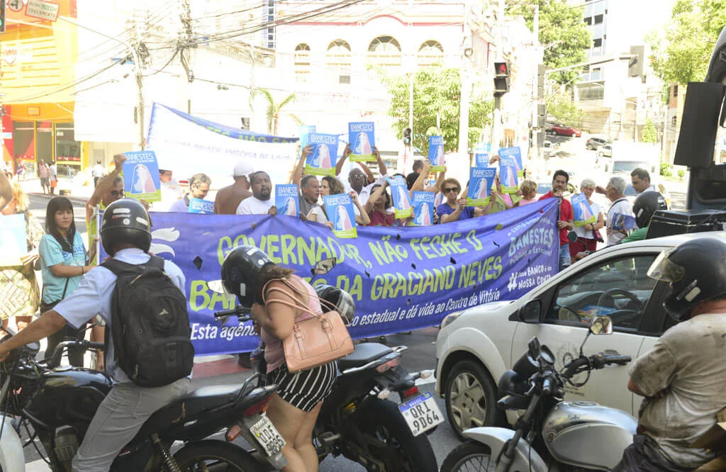 Moradores e bancários param trânsito em defesa da agência Graciano Neves