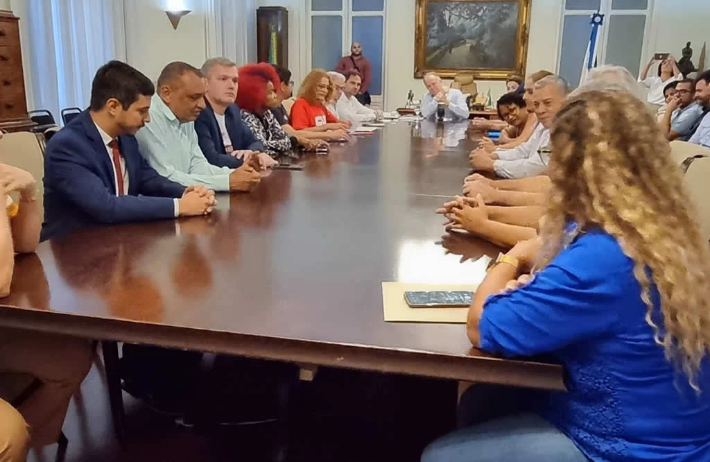 Sindicato cobra defesa do Banestes público e estadual em reunião com Casagrande