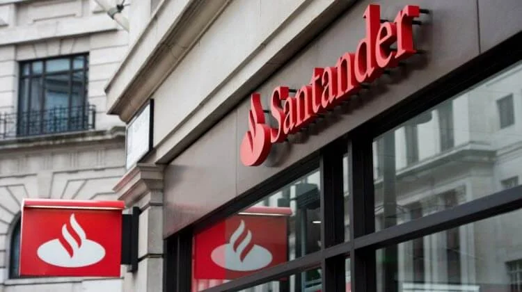 Santander impõe desconto automático sobre PLR para ação social