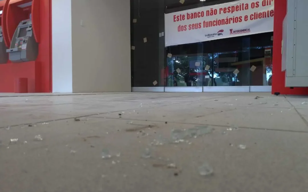 Agência do Santander sem porta de segurança é mantida fechada