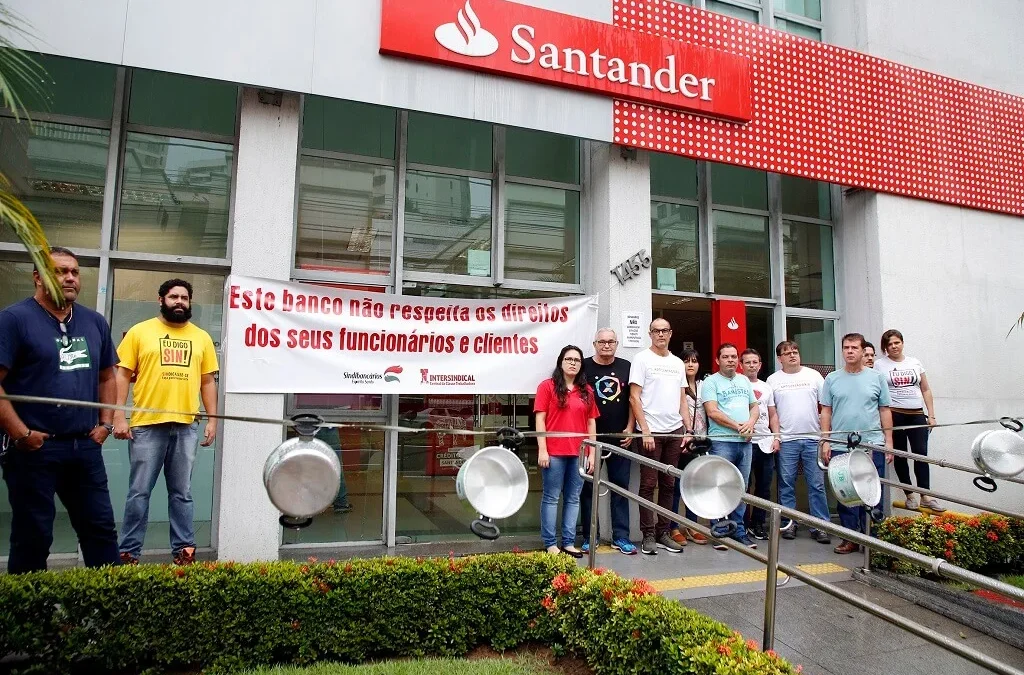 Bancários param Superintendência do Santander em protesto contra nova bandeira do tíquete