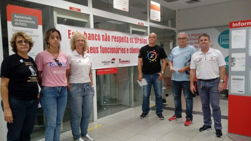 Empregados do Santander fazem ato contra a reforma trabalhista
