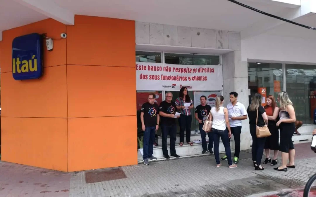 Sindicato faz ação sindical contra fechamento de agências do Itaú na Grande Vitória